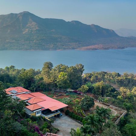 Ekam Lake House By Stayvista With Mountain & Lake Views, Outdoor Jacuzzi, Sauna, Modern Amenities & Kitchen Garden Pune Esterno foto
