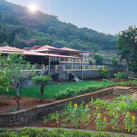 Ekam Lake House By Stayvista With Mountain & Lake Views, Outdoor Jacuzzi, Sauna, Modern Amenities & Kitchen Garden Pune Esterno foto