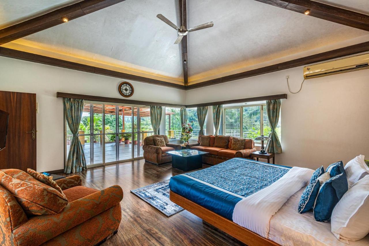 Ekam Lake House By Stayvista With Mountain & Lake Views, Outdoor Jacuzzi, Sauna, Modern Amenities & Kitchen Garden Pune Esterno foto