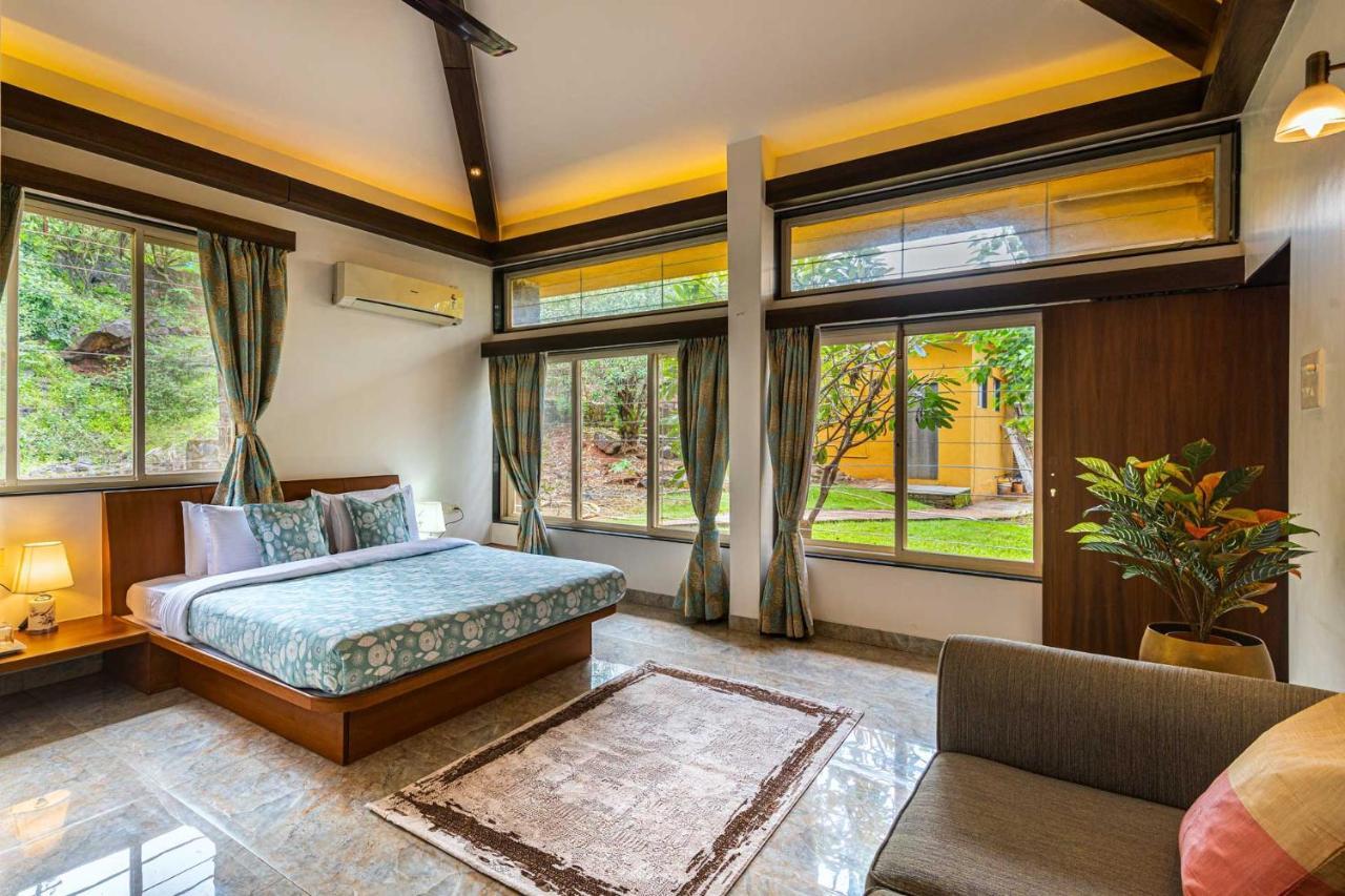 Ekam Lake House By Stayvista With Mountain & Lake Views, Outdoor Jacuzzi, Sauna, Modern Amenities & Kitchen Garden Pune Esterno foto