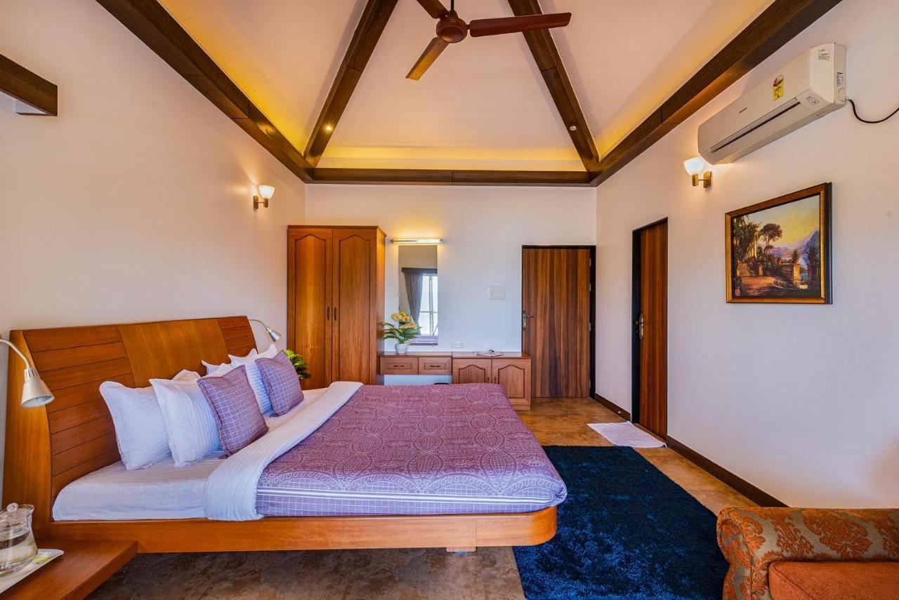 Ekam Lake House By Stayvista With Mountain & Lake Views, Outdoor Jacuzzi, Sauna, Modern Amenities & Kitchen Garden Pune Esterno foto