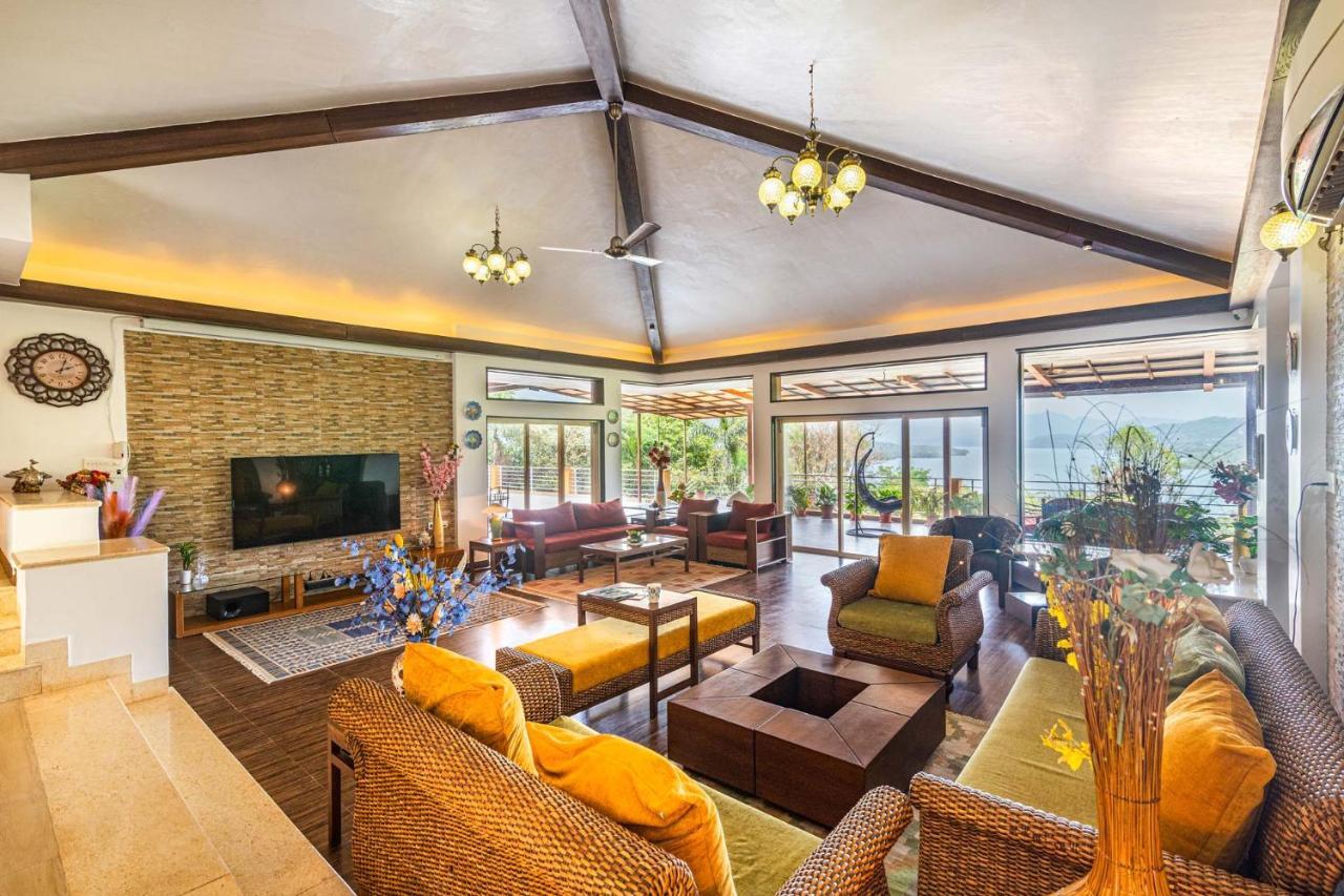 Ekam Lake House By Stayvista With Mountain & Lake Views, Outdoor Jacuzzi, Sauna, Modern Amenities & Kitchen Garden Pune Esterno foto