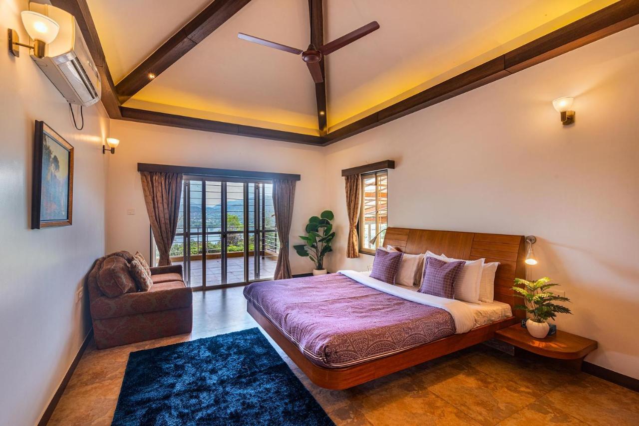 Ekam Lake House By Stayvista With Mountain & Lake Views, Outdoor Jacuzzi, Sauna, Modern Amenities & Kitchen Garden Pune Esterno foto