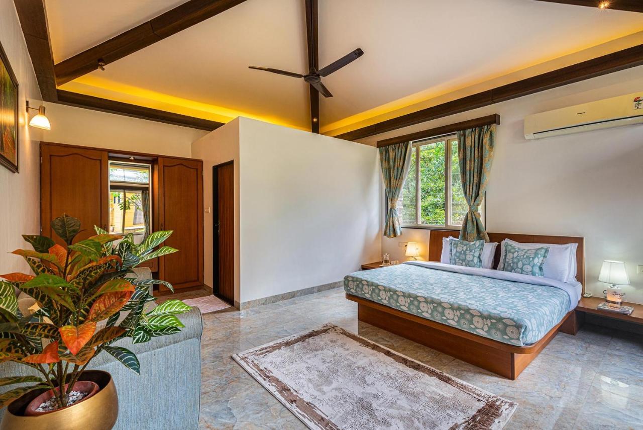 Ekam Lake House By Stayvista With Mountain & Lake Views, Outdoor Jacuzzi, Sauna, Modern Amenities & Kitchen Garden Pune Esterno foto