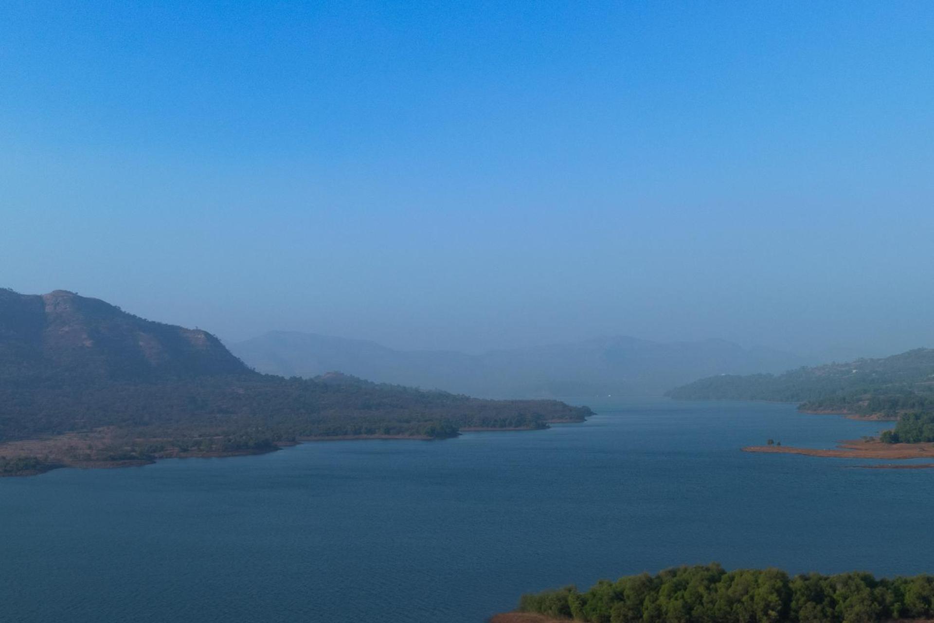 Ekam Lake House By Stayvista With Mountain & Lake Views, Outdoor Jacuzzi, Sauna, Modern Amenities & Kitchen Garden Pune Esterno foto
