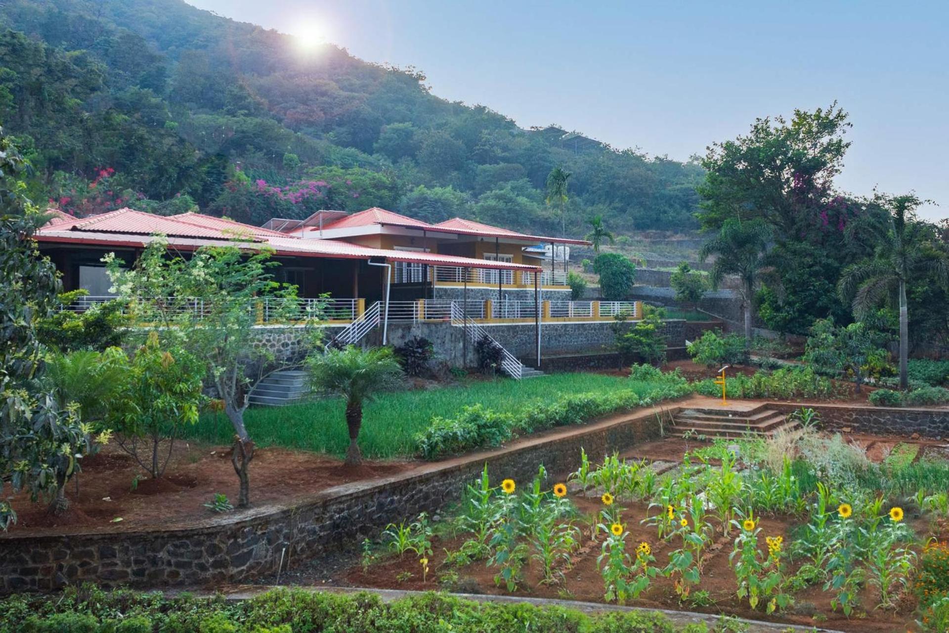 Ekam Lake House By Stayvista With Mountain & Lake Views, Outdoor Jacuzzi, Sauna, Modern Amenities & Kitchen Garden Pune Esterno foto