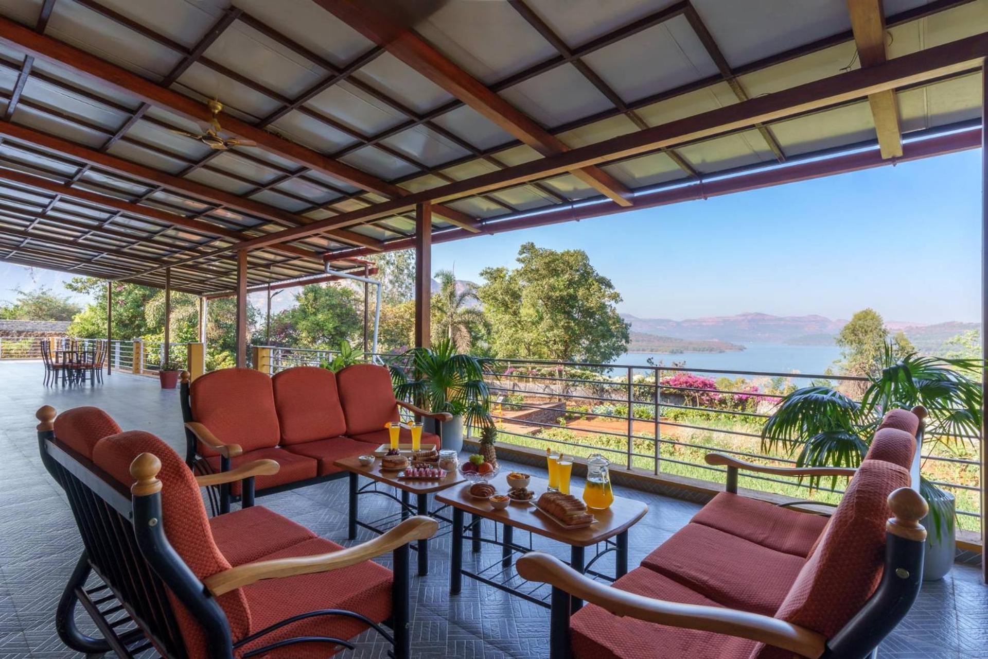Ekam Lake House By Stayvista With Mountain & Lake Views, Outdoor Jacuzzi, Sauna, Modern Amenities & Kitchen Garden Pune Esterno foto