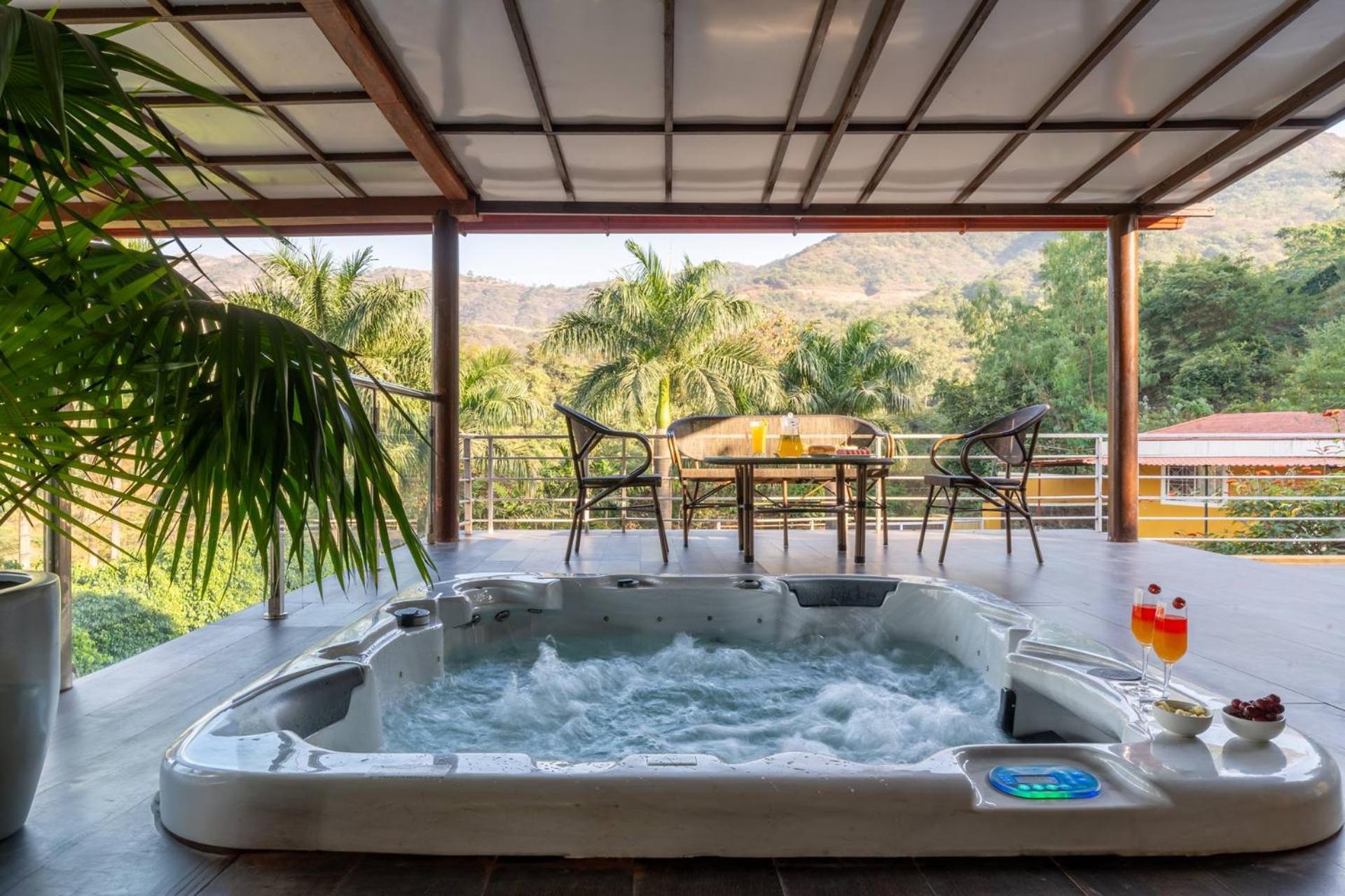 Ekam Lake House By Stayvista With Mountain & Lake Views, Outdoor Jacuzzi, Sauna, Modern Amenities & Kitchen Garden Pune Esterno foto